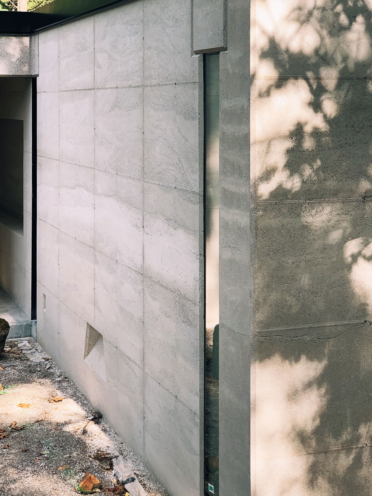 the timelessness of rammed earth, when juxtoposed with the sleek moderness of glass, is always a beautiful pairing  